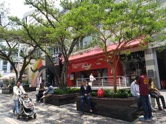 Rose Bank Mall　ローズバンクモールの中にあるツアーオフィスで申し込みしました。バスとSoweto Extention Tour、Soweto地区のガイド付きツアーを組み合わせて一人695ラントです。

次は11:40のバスということで少し待ちます。
モールの中でお手洗いを使いました。