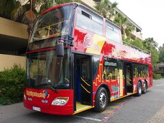 8番目のストップ。
Gold Reef City Casino Hotel　（の駐車場）

これがわたしたちが乗ってきたホップオン・ホップオフのバス。
ここで降りてSoweto Extension Tour　ソウェト・ツアーのミニバスに乗り換えます。
ここはカジノがあるホテルで、わたしたちはただお手洗いだけのために利用しました。入り口を入るときに手荷物検査がありました。