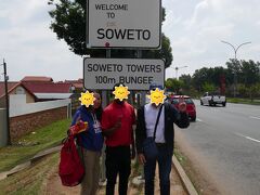 Welcome to Soweto　の看板。
ソウェトに来た人は必ずここで写真を撮ります。
ガイドさんと一緒に一枚。