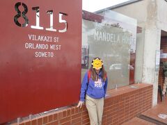 次のストップ。
Mandela House at Vilakazi Street.

ここはマンデラ・ハウスです。1961年までネルソン・マンデラはこの家に住んでいたそうです。

このフィラカジストリートは、世界で唯一、2人のノーベル平和賞受賞者を輩出した通りだそうです。ネルソン・マンデラとデズモンド・ツツ大司教です。

このあたりにはレストランもあり、タウンシップ料理と呼ばれる伝統的な料理を食べることができるそうです。ここで食事をしてから乗り込んできたカップルがいて、みんなどうだった？と聞いていました。おいしかったよ。という答え。