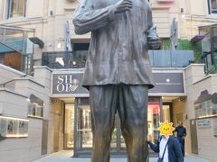 サントン・シティにあるNelson Mandela Squareにあるネルソン・マンデラ像。

今日一日で30年分、ネルソン・マンデラという名前を聞いたような気がします。

ホテルのシャトルバスが7時頃にあるはずなので、その時間まで時間をつぶそうと思います。