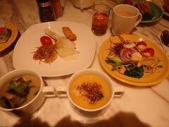 おはようございます。
イビス香港セントラル＆ションワンの朝です。
今日はマカオへディトリップの予定。
朝食は６：３０ぴったりにスタートしました。
結構先客がいてびっくり。

食事の種類はほぼ同じ。
お粥とかスープとかが若干変わっています。
かぼちゃのお粥とわかめのお味噌汁がありました。
お粥が美味しい～。
