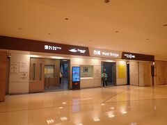 フェリーターミナル。
３階にチケットオフィスや改札があります。
階下にはフードコートのようなエリアもありました。

