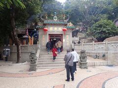 媽閣廟（まこうみゅう）に到着。
１４８８年に建造された航海の女神アーマ（阿媽）を祀るマカオ最古の寺院。
ポルトガル人が上陸する以前からあるとされ「マカオ」の地名の由来となった説も。

前のバラ広場では何かの撮影中。
歌手の方かも。素敵な歌声聴こえました。