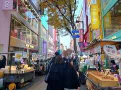 気になっていた化粧品を買いに明洞まで歩きました。
道の両側には隙間がないほど屋台が並び、コロナ前の賑わいを取り戻してました。