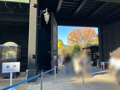 乾門
坂下門からここ迄写真を撮りながらゆっくり歩いて20分でした。