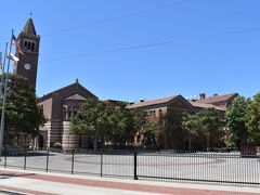 這々の体で「Expo Park / USC」駅にて降車。エキスポパークは1872年の農業博覧会の際に作られた公園で、現在はサイエンス・センターのほか、過去2度のオリンピックのメイン会場となったメモリアル・コロシアムもある。
公園の北隣には、全米屈指の名門といわれる南カリフォルニア大学（USC）もあった。写真のように、アメリカの大学はクラシカルな建物が並んでいる印象があって、いかにもアカデミズムの殿堂といった威厳がある。