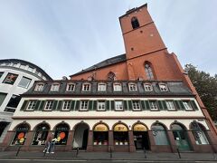 突き当たると肉屋が入居する建物がありますが、なんと聖キンティン教会（church of St. Quintin）と合体しているんです！