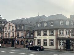 さて次はどこに行こうか・・・グーテンベルク博物館（印刷の歴史など）は興味ないし・・・とりあえずライン川を生で見たかったので東の方へ。　途中、市庁舎前に並ぶ建物が気になり撮ってみました。