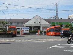 JR四国の松山駅は半月前まではこの三角屋根の旧駅舎が使われていましたが、9月29日以降は完全高架になって、この背後の新駅舎に移転しました。
駅前を横切る伊予鉄道市内線（路面電車）の駅名は「松山駅前停留場」と紛らわしいです。
駅前の駐輪場に自転車を停めて周辺を散策します。