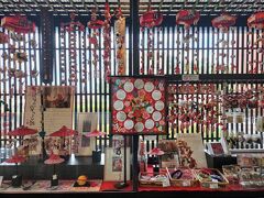 十日町市の「道の駅　クロステン十日町」。
ギネスにも登録された、吊るし雛がスゴイ。

もちろん、ここにも魚沼産コシヒカリが並んではいる。