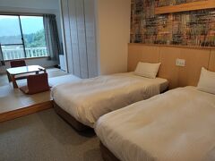 南魚沼での宿は、スキー場隣接の「むいか温泉ホテル」。

建物は年季が入っているけど、客室はキレイ。
窓の外に見えるのは、屋外プールにトランポリン。