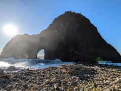 千貫門
岩の中央部分に波で削られて出来た海食洞が在り、巨大な門のように見えるその姿が烏帽子山山頂にある雲見浅間神社の門に見立てられ「浅間門」と呼ばれていましたが、「見る価値が千貫文にも値する」という意味から「千貫門」と呼ばれるようになったのだそうです。

此処まで来るのにも一苦労。身体を前屈みに足を踏ん張りながら歩き(右手に浜へ下りる遊歩道)、どうにか千貫門の穴が写せるところまでやって来ました。風の強さもさる事ながら、例によって足元はゴロゴロ石だらけで不安定。転倒や捻挫が懸念されました。横風でチャリが平行移動したって覚えは有りますが、そんな突風ではなく吹き付け続けるので、飛ばされないように(自身で「無い無い」とツッコミ)

