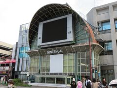 松山銀天街（松山市湊町）
松山市駅側の入り口はオーロラビジョンもあって、豪華です。