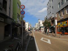 松山ロープウェー商店街を歩きます。