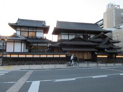 坂を下るとすぐに道後温泉本館に出ます。
工事中はこちらが入口になっていましたが、本来の入り口は反対にあるらしい。あとで行きます。