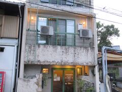 シナモンゲストハウス道後
築50年のビジネスホテルを改装したゲストハウスで、外観に反して、口コミでは、居心地が良いと評判です。素泊まり1人3,300円から。