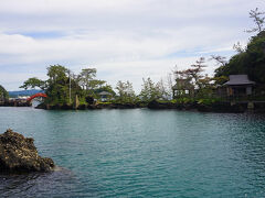 ●矢島・経島＠小木

ここまで来て、ん？とおかしいな…と気づきます。
それは、矢島・経島と二つの島があったかな？と。
実は、以前は別々だった島は、1802年の地震により、地続きになってしまったようです。赤い太鼓橋のすぐ右側は、経島。画像右側の建物があるあたりが、矢島だったそうです。