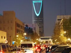 alinma bank駅を降りて、宿に向かう。

キングダムセンターが見えた。