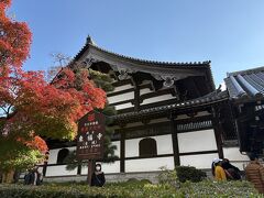 道中も見事な紅葉。東福寺。