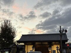 慶賀門です。この門の北側に、夜間拝観先行入場の予約客の待機場所があります。先行入場は17:10～17:40。私は17時ちょっと前に到着。門の南側には塀に沿って、18時からの夜間拝観のために並ぶ人達がいました。
