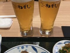 少し休んで、時間をずらして「ヤエチカ」の
「牛タンねぎし」にてお昼でございます
もちろん、呑みます♪(´ε｀ )
