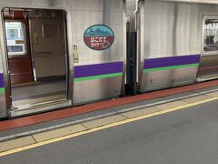運行状況は東京駅を出た時と変わらず、10分遅れで
新函館北斗駅に到着しましたが、接続のはこだてライナーは
発車待ちをしてくれていました
と、いうわけですぐに移動して乗り換えました！
