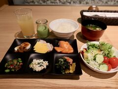 ホテルに戻って朝食会場へ。
朝食は、ビュッフェ形式。
地元の食材から和洋のおかずまで多数ありました。