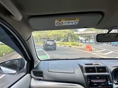 【こんにちわ...さよなら、ジャカルタ】

この景色も昔のまんま...（ほぼ100%おんなじ...現在は、週末この大通りは午前中だけホコ天になって解放されているらしい...）

あゝ、嘗ての情景が、「走馬灯」となってふわふわと脳裏に浮かんで来る...

1992年8月のとある日、緊張感いっぱいの（初）出勤が終わった夕方の帰り道すがら、このスディルマン通りを走る車の中から見た「夕陽」が、やたらにデカく感じたその景色を、今だに昨日のことの様に思い出す...光陰矢の如し...