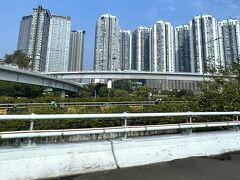 【こんにちわ...さよなら、ジャカルタ】

空港に向かう道すがら、ぼ～んやり高速道路から眺める（恐らく「人生最後の）ジャカルタ」の街並み...

...そう思うと、なんだか「ブワ～っ」て胸に込み上げて来るものがあるなぁぁ...