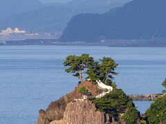 桂浜の西の端の竜王岬に鎮座する「海津見神社」が見えます。