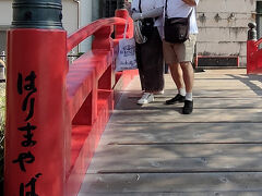 子供連れのお母さんの写真を撮ってあげたら我々の写真も撮ってもらえました。去年はここで「旭食品」の方たちと一緒に写真を撮ってもらいました。