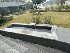 足湯もあります。
この時期冷える座面には座布団。
夏の日差しには麦わら帽子が備え付け。
もちろん足を拭くタオルも常備されています。