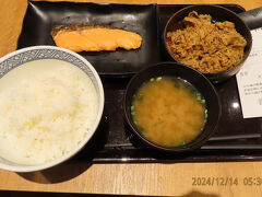 駅前に吉野家があったんでここでまずは腹ごしらえ (=ﾟωﾟ)ﾉ