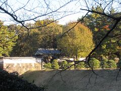 【皇居】

「半蔵門」
前回の江戸城観光の時に見にいかなかった、西にあたる皇居側を、堀に沿って南下しホテルへ向かいます。
半蔵門前に２０－３０人ほど！カメラを構えている人たち・・・何かある？？
しばらく彼らとは少し離れた場所で見てると、警察バイクや車両と車が数台通過！皇室の誰かが乗ってたみたいです。