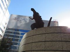 【ゴジラ像】

ホテルをチェックアウトして「歌舞伎座」に向かいます！
ちょっと遠回りして、東宝の看板スターの「ゴジラ」を見に・・・

