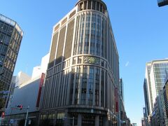 【日本橋】

「三越日本橋本店」
道が交差する角の部分に入り口には「三越呉服屋」の「大店暖簾（おおだなのれん）」が掛けられてます。