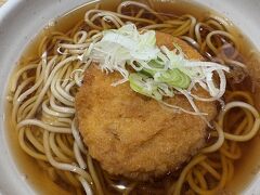 【吉そば日本橋店】

「コロッケそば」
昼食のために行きたかった某天ぷら店がすごい待ち列だったので、他所を探したのですが、いい店も見つからず、結局立ち食いそばになりました。
そう言えば関東は「温い」が「あたたかい」で、関西は「ぬくい」・・・。