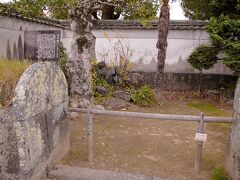 萩城下町
　菊屋横丁にある田中義一生誕地の石碑