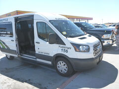 3/30 の朝、ホテルをチェックアウトし、フェニックス空港からグランドキャニオン向かいます。グルーム トランスポーテーションのシャトルバスは、7人くらい乗れますが乗客は3人だけでした。
