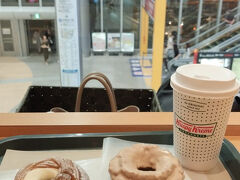 新横浜に到着。
まだ食べるの？と思ったけどコーヒーが飲みたくてドーナツ＆コーヒー。
