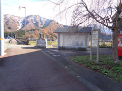 その直ぐ近くにあるお六の湯という足湯．先に見えるのが魚野川に架かる六日町大橋です．