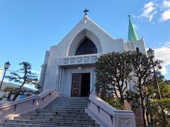 山手本通りを直進。
カトリック山手教会の扉が開いていたので、お邪魔します。