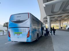 アブダビ周辺で使えるHafilatカードを購入しようと、空港の「Bus Ticket」カウンターへ。

そしたら、シェイクザィードグランドモスクへは無料バスがあると。