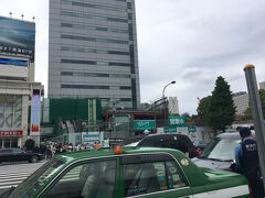 JR品川駅の西側は工事中のところが多く、工事の衝立の向こうに重機が見えました。
これから何年も開発が続き、完成は7、8年後らしいです。
