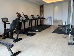 ホテルに戻って、少しアウトドアプールに入りましたが、肌寒かったので、すぐに退散してジムでストレッチや運動をすることにしました。