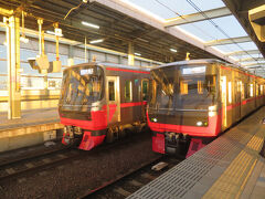 名鉄電車に乗って常滑駅から中部国際空港に向かいます。