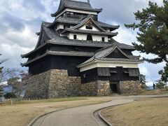 そのあとは松江城へ。
現存天守、ワクワク。
この佇まいかっこいいな。