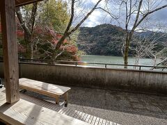 きれいな景色を見ながら足湯に浸かれます