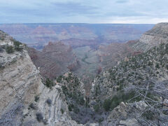 荷物を置いて、さっそくグランドキャンのリムへ
曇ってるけど、絶景です。